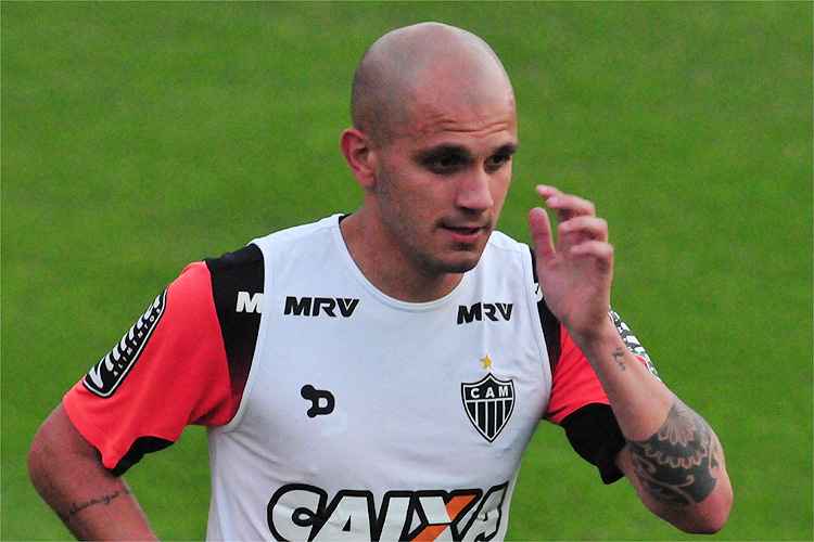 Fábio Santos substituirá Douglas Santos na lateral esquerda do Atlético a partir do jogo contra o Coritiba
