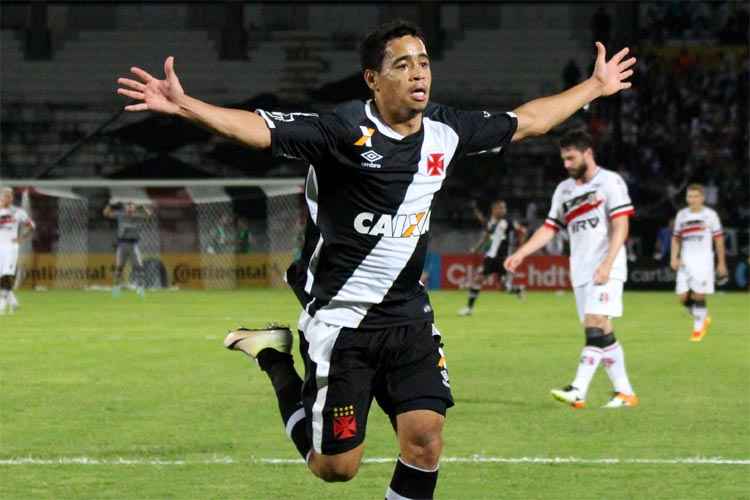 Pikachu deixou sua marca pelo Vasco no movimentado segundo tempo que teve cinco gols no Arruda
