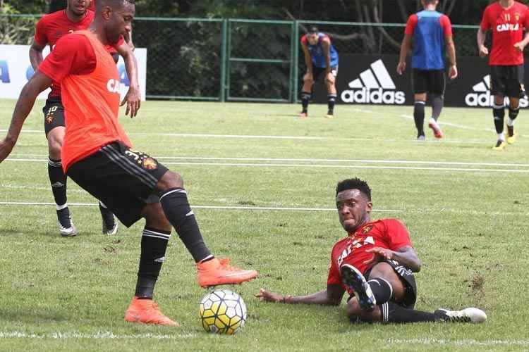 Rodney voltou a treinar entre os titulares e pode ser a principal novidade do Sport diante do Cruzeiro