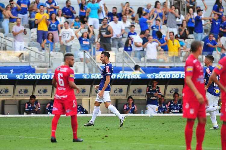 Sánchez Miño comemora gol de falta marcado sobre o Guarani de Divinópolis durante o Campeonato Mineiro