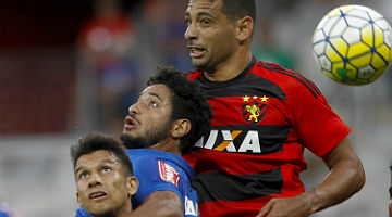 Leo em disputa de bola do Diego Souza; zagueiro aposta no elenco para tirar Cruzeiro do Z4