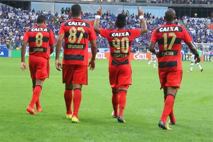 Após sofrer um primeiro tempo de pressão, o Sport abriu o placar com Rogério com passe de Diego Souza