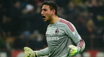 Com apenas 17 anos Gianluigi Donnarumma assumiu a titularidade do Milan