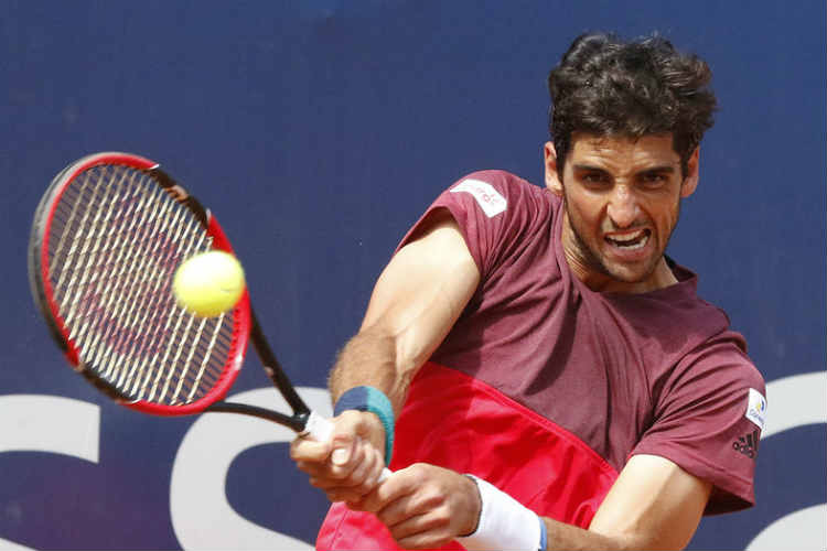 A interrupção por causa da chuva fez bem a Bellucci, que depois sobrou em quadra na partida