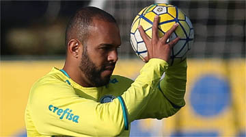 Alecsandro para por duas temporadas