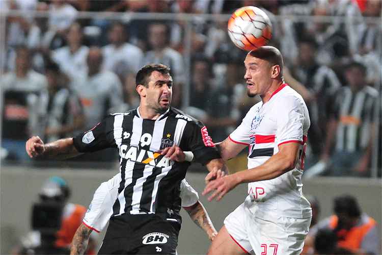 Atlético derrotou o São Paulo no Independência, mas acabou eliminado pelo gol marcado por Maicon (direita)