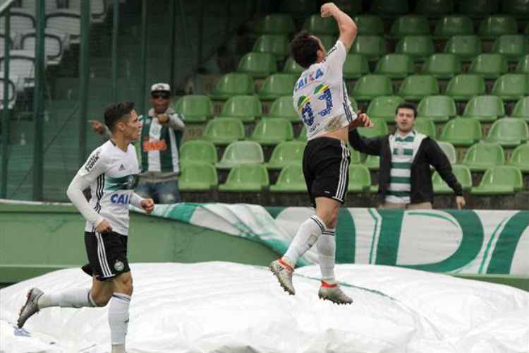 Kléber pegou rebote e bateu forte para abrir o placar da vitória do Coxa sobre a Macaca