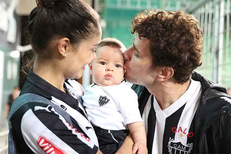 Os atores Daniel Oliveira e Sophie Charlotte, da Rede Globo, curtiram um dia de torcedores no Independência. E com uma companhia especial. Uniformizados, eles levaram o filho Otto, de apenas quatro meses, ao estádio pela primeira vez. Daniel Oliveira é atleticano fanático e está sempre presente nas partidas do Atlético. Ele também é garoto-propaganda do programa de relacionamentos do clube com o torcedor, o Galo na Veia.