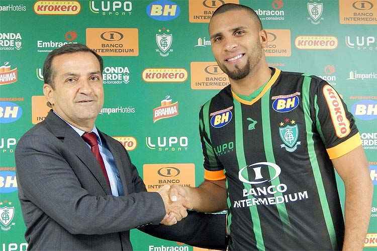 Presidente Anderson Racilan apresentou o atacante Nilson no CT Lanna Drumond na tarde desta quinta-feira