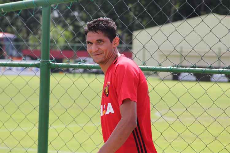 Mais uma vez de fora do time titular, Durval ratifica o novo cenário de reserva do Leão contra o Flamengo