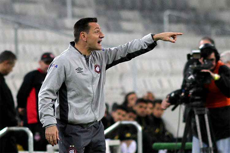"Feliz e honrado em trabalhar em um Clube grande como o Santa Cruz", disse o novo técnico coral