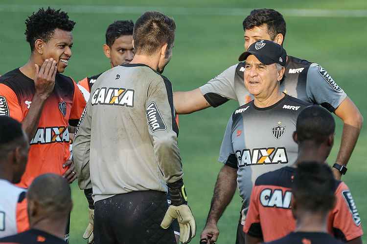 Marcelo Oliveira relaciona 22 jogadores para enfrentar Santos e explica ausência de Dátolo na lista