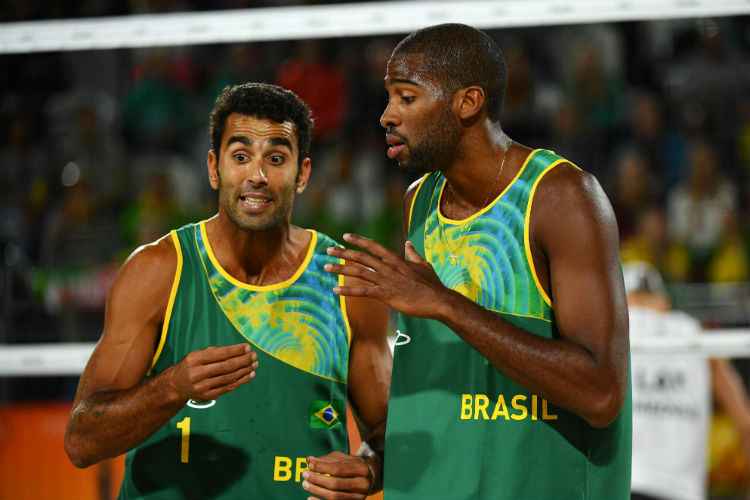 Nervosos em quadra, brasileiros abusaram dos erros e foram penalizados por dupla russa