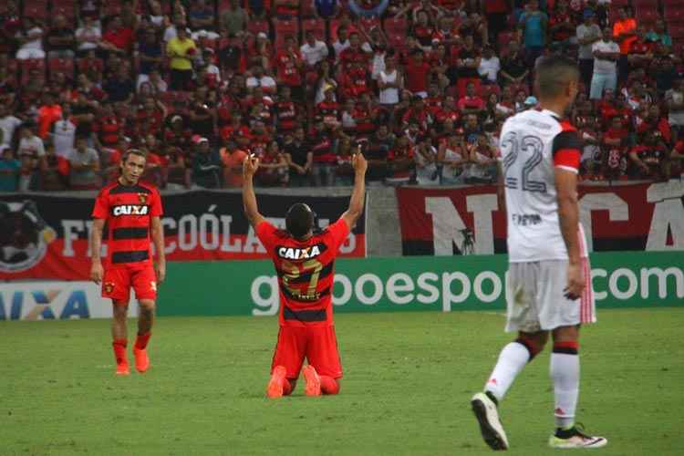 Expulso na partida contra o Flamengo no ano passado, Samuel Xavier comemorou a vitória no reencontro
