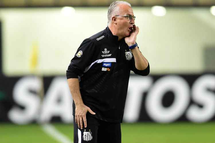 Dorival Junior elogiou poder de marcação e saída rápida da equipe santista em jogo na Vila Belmiro