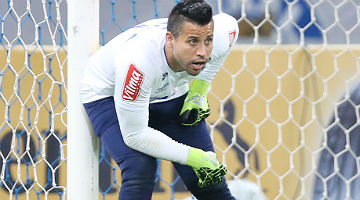 Recordista em número de jogos no Cruzeiro, Fábio ficará afastado por longo período 