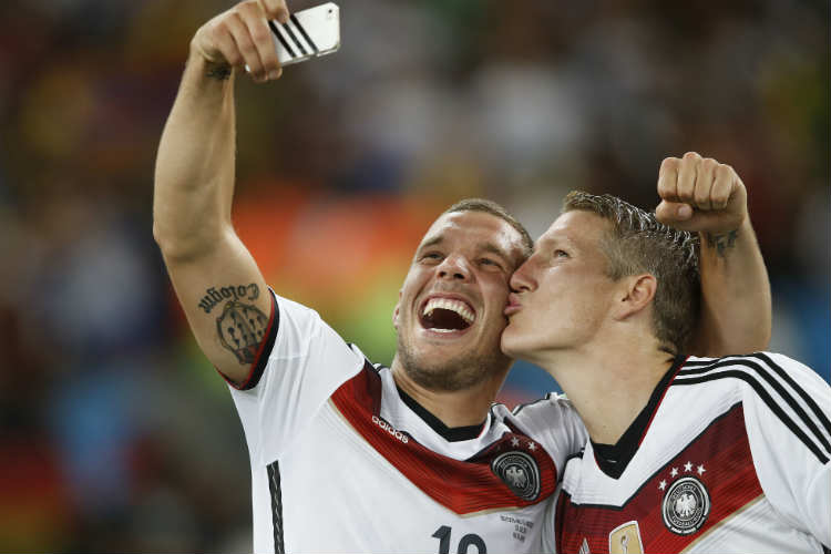 O jogo de Schweinsteiger será contra a Finlândia, em 31 de agosto; já o de Podolski ainda não tem data marcada