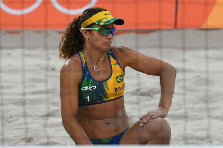 Larissa lamenta derrota por 2 sets a 0 para dupla holandesa e eliminação na semifinal do vôlei de praia olímpico