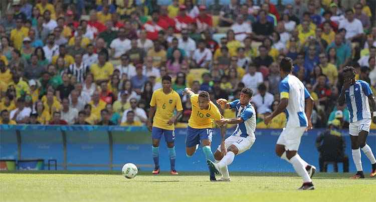 Neymar, autor de dois gols, foi caçado em campo pelos hondurenhos e comandou vitória brasileira