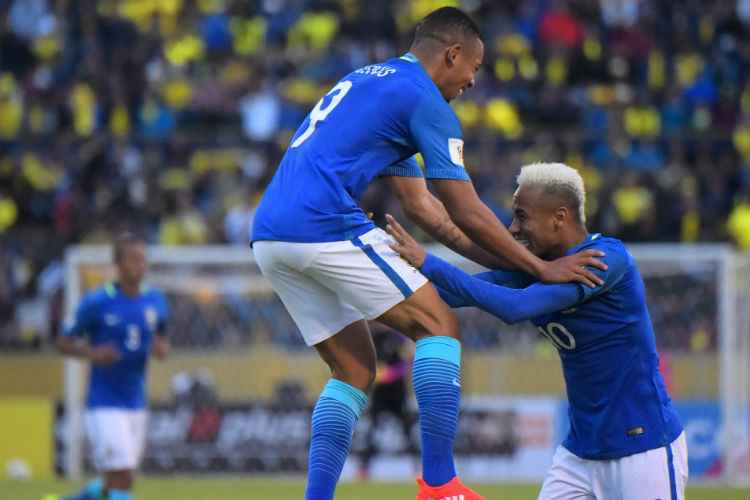 Gabriel Jesus marcou dois golaços e comemorou muito ao lado do companheiro Neymar