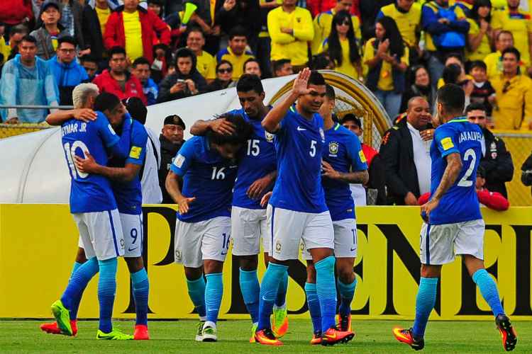 À esquerda, Neymar felicita Gabriel Jesus por golaço marcado sobre o Equador em Quito