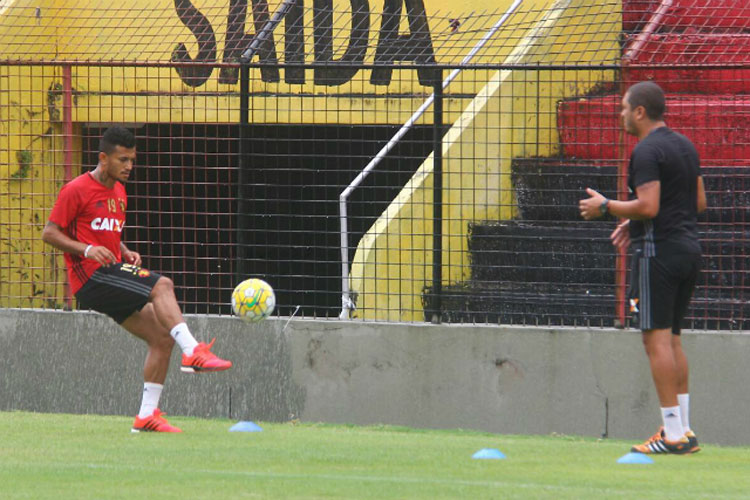 Desfalque diante de Inter e Santa (na Sula), Rogério iniciou a transição para voltar aos treinos com bola