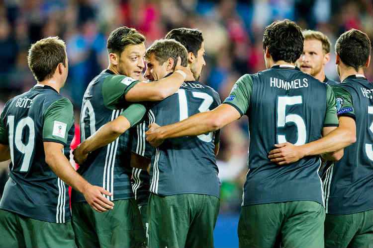 Autor de dois gols e uma assistência em Oslo, Thomas Muller comemora com os companheiros