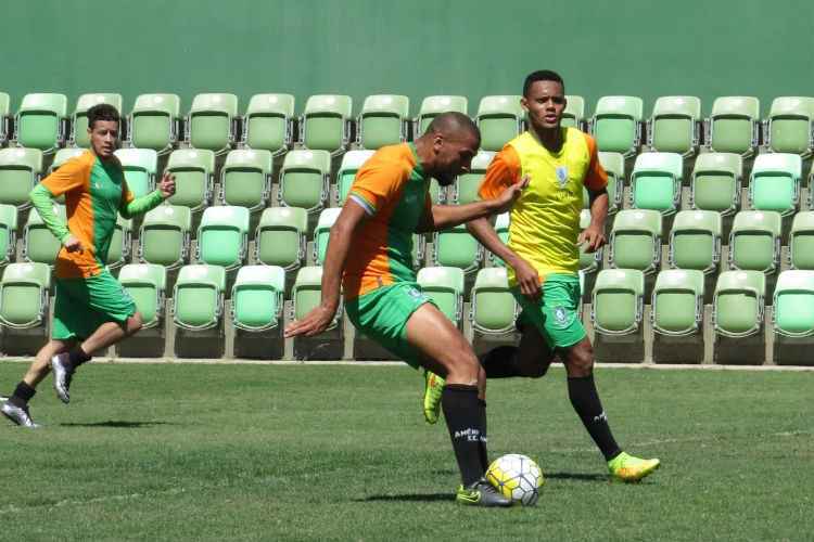 Atacante Nilson (C) vinha treinando como opção para assumir a titularidade do comando de ataque alviverde