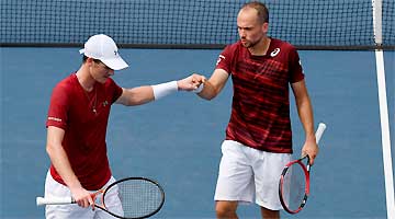 Soares (dir) comemora ponto com Murray: duelo de mineiros contra André Sá na próxima fase