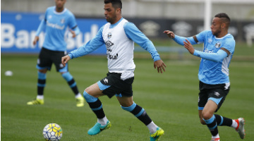 Maicon (e) desfalcará o Grêmio até outubro