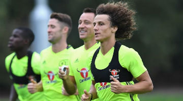David Luiz (D) pode reestrear com a camisa do Chelsea no próximo domingo contra o Swansea