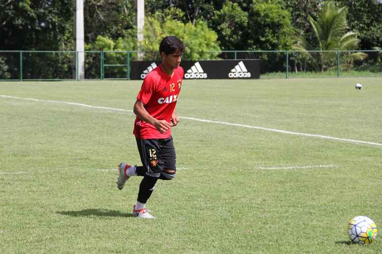 Everton Felipe ganhou nova chance no time titular do Sport, após fica no banco contra o Santa Cruz