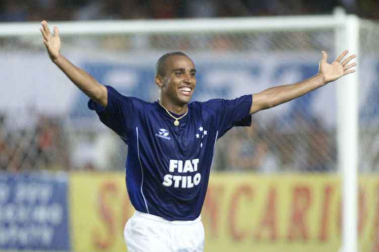 Deivid foi centroavante do Cruzeiro em 2003 e técnico do time no início da temporada 2016