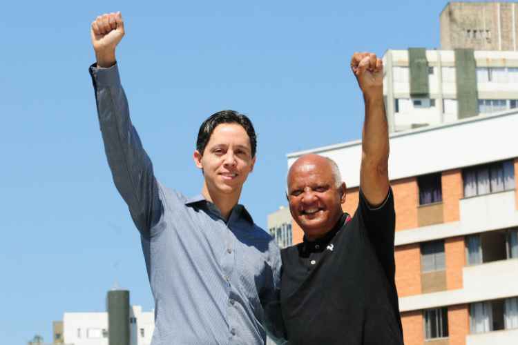 Reinaldo e o filho Philipe van Rali, autor da biografia "Punho Cerrado"