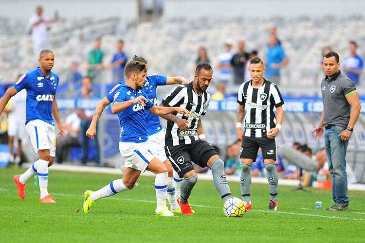 Cruzeiro não conseguiu quebrar forte marcação do Botafogo, que aproveitou velocidade para vencer o jogo