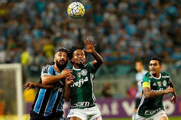 Douglas e Zé Roberto disputam a bola; Grêmio desperdiçou boas chances, e Palmeiras soma ponto importante