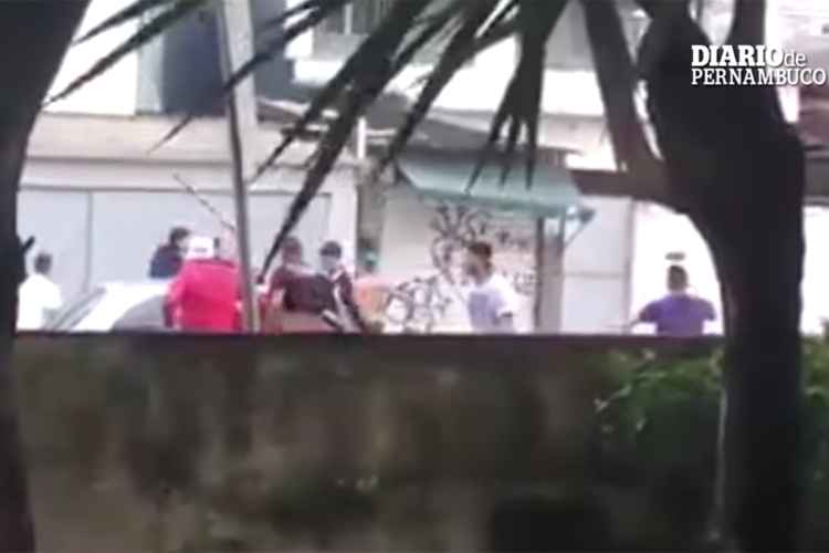 Vídeo com as agressões circularam nas redes sociais. Polícia chegou aos acusados por meio das imagens