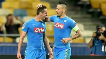 Milik (e) marcou os dois gols do Napoli no duelo