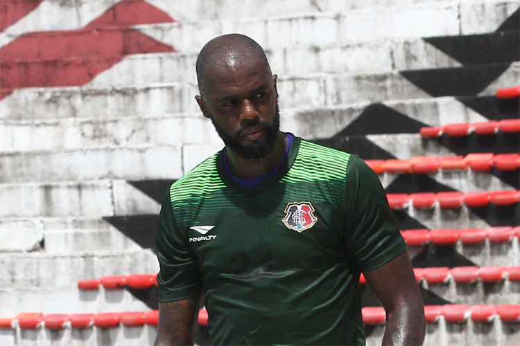 "Grafite ainda está em transição e não está 100% para ser utilizado", afirmou o técnico coral Doriva