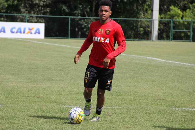"Ele não treinou ainda. A expectativa é que ele vá a campo amanhã (sábado)", disse Oswaldo