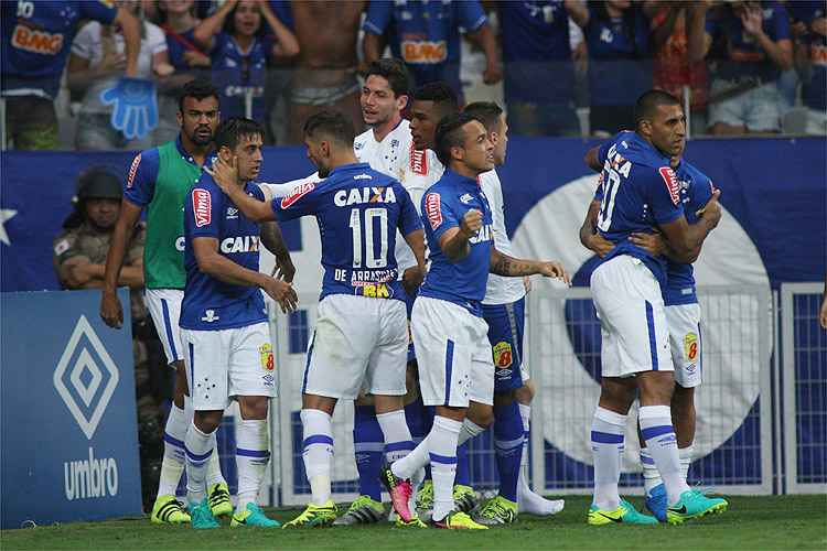 Robinho comemora com os companheiros o gol de empate do Cruzeiro no clássico contra o Atlético