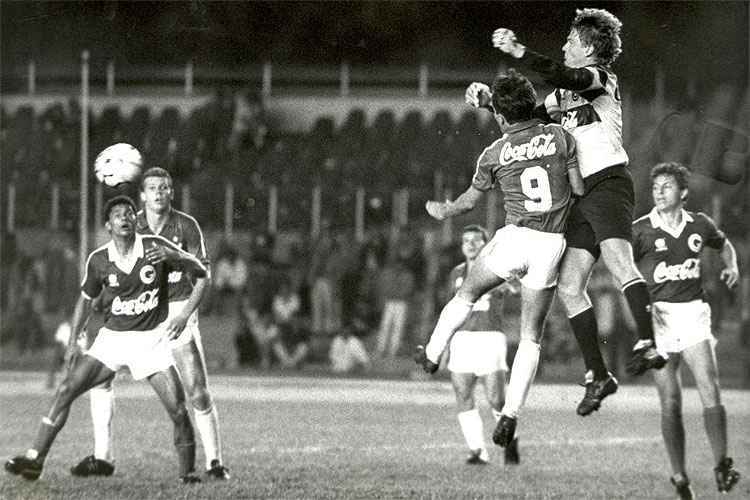 Em 1990, Cruzeiro foi eliminado pelo Goiás ao empatar sem gols na ida, no Mineirão, e perder na volta por 4 a 0, no Serra Dourada. Confronto entre celestes e esmeraldinos foi válido pela primeira fase da Copa do Brasil