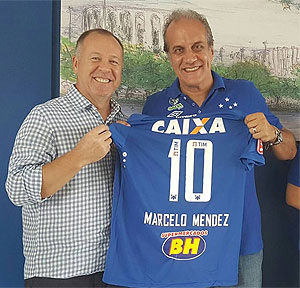Mano entregou camisa do Cruzeiro a Marcelo Méndez, técnico do vôlei