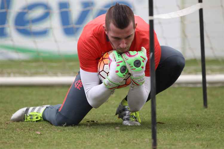Mudanças começam pelo gol, com Paulo Victor entre os titulares diante do Palestino