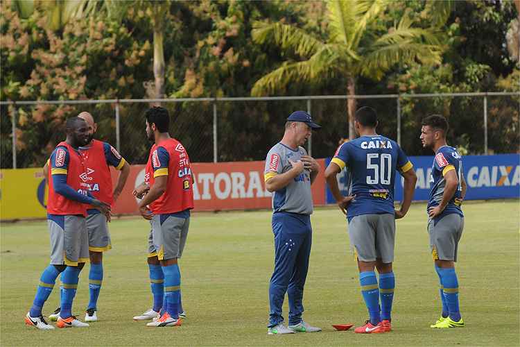 Formação do Cruzeiro para jogo contra o Botafogo, quarta-feira, no Mineirão, é mistério absoluto