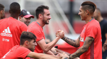 Atacante peruano Paolo Guerrero (D) está de volta ao time Rubro-Negro para duelo no Chile