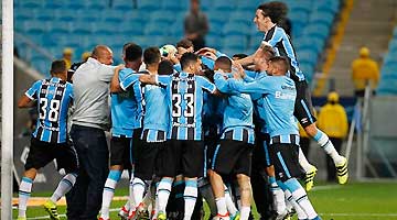 Grêmio perde na estreia de Renato Gaúcho, mas se classifica nas cobranças de pênaltis
