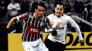 Rodriguinho fez o gol do Corinthians em jogo com muita reclamação dos tricolores