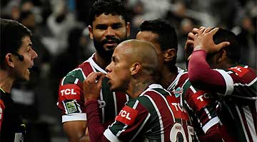 Jogadores do Fluminense vão para cima do árbitro Rodolpho Toski Marques