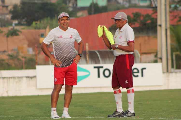 Givanildo (D) reservou tarde desta quarta-feira para realizar série de testes na equipe titular alvirrubra